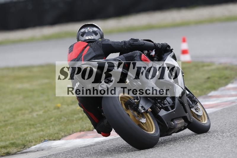 Archiv-2025/06 18.04.2025 Speer Racing ADR/Gruppe gelb/backside
